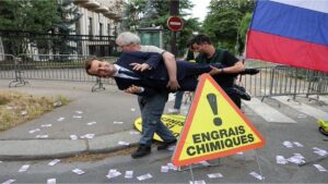 Activistas de Greenpeace robaron una estatua de Emmanuel Macron y la colocaron frente a la embajada rusa