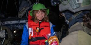 Activistas del barco con destino a Gaza llegan al aeropuerto israelí para ser deportados