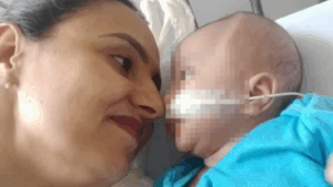'Adopté a un bebé con hidrocefalia que fue abandonado en el hospital donde trabajaba y