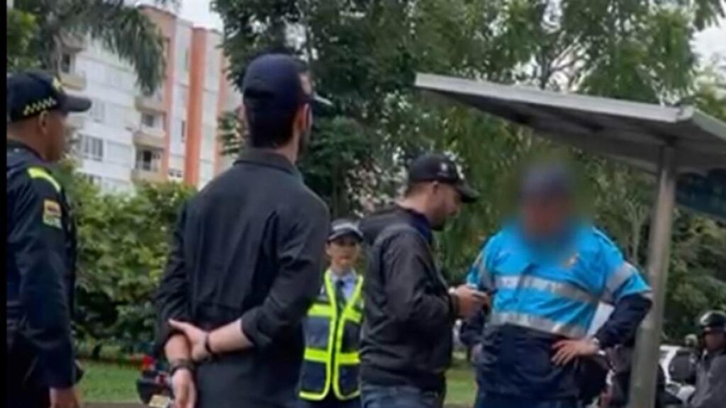 Agredió a su esposa hasta dejarle graves lesiones: capturan a agente de tránsito por violencia intrafamiliar