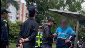 Agredió a su esposa hasta dejarle graves lesiones: capturan a agente de tránsito por violencia intrafamiliar