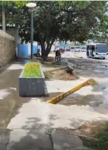 Aguas de cloaca inundan la principal de Caribe
