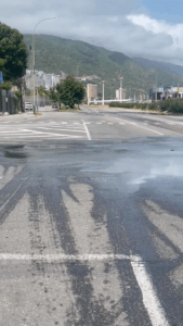 Aguas servidas generan caos vial en la avenida La Playa