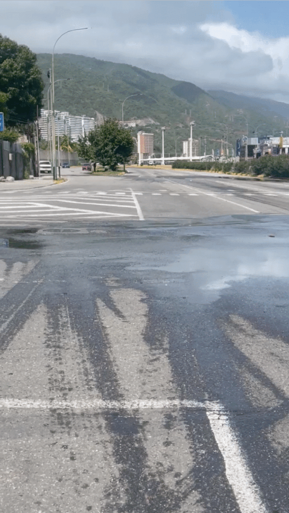Aguas servidas generan caos vial en la avenida La Playa