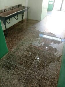 Aguas servidas se rebosan en los baños de la escuela Vista al Mar