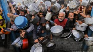 Al menos 20 muertos al recoger ayuda humanitaria en Gaza – DW – 11/06/2025
