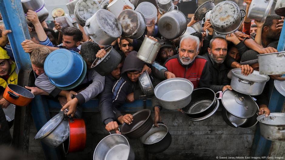Al menos 20 muertos al recoger ayuda humanitaria en Gaza – DW – 11/06/2025