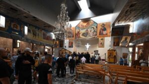 Personas y equipos de rescate inspeccionan los daños en el lugar de un presunto atentado suicida en la iglesia de San Elías, en el barrio de Dwelaa, en Damasco, el 22 de junio de 2025.