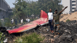 Al menos 200 muertos al estrellarse en India un avión que se dirigía a Londres con 240 personas a bordo