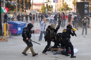 Al menos 45 personas fueron arrestadas tras redadas de inmigración en diferentes puntos de Los Ángeles - AlbertoNews