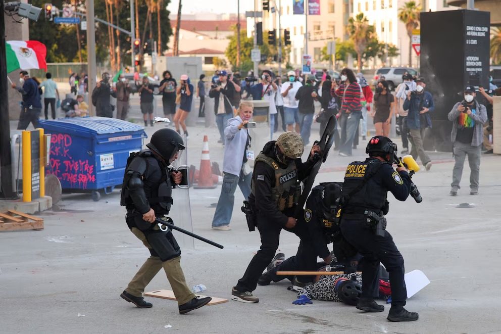 Al menos 45 personas fueron arrestadas tras redadas de inmigración en diferentes puntos de Los Ángeles - AlbertoNews