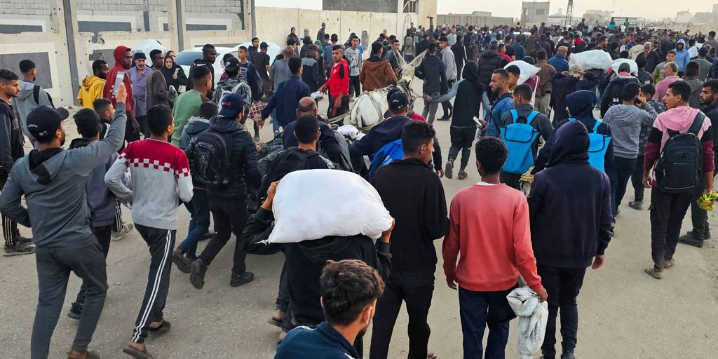 Al menos tres muertos y decenas de heridos por disparos de Israel en un punto de reparto de ayuda en Rafá