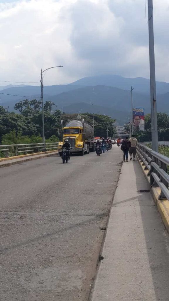 Alarmado gremio aduanero por colapso de única vía para el transporte de carga en Táchira