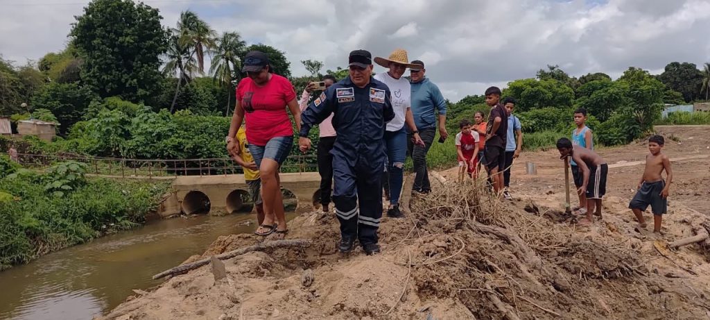 Alcalde Sergio Hernández inspecciona avances en canalización del río Buena Vista