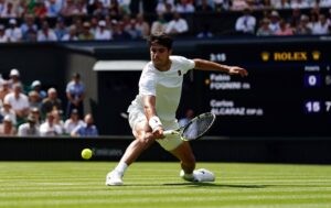 Alcaraz sufre más de lo previsto en su debut en Wimbledon