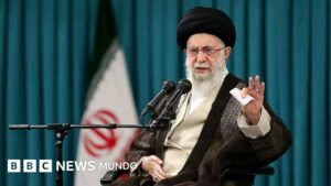 Alí Jamenei, líder supremo de Irán, advierte que su país responderá a cualquier acción militar estadounidense con un "daño irreparable"