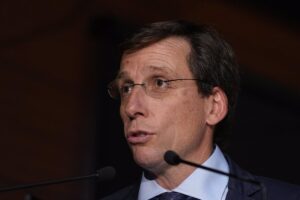 Almeida se pregunta por qué se hace "en Conferencia de Presidentes lo que no en los cafés" cuando hay un "idioma común"
