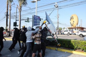 Manifestantes destrozan un poste de vigilancia policial durante las protestas por las detenciones en Paramount.