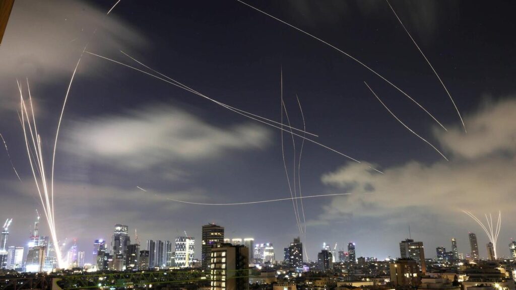 Estelas de misiles iraníes y de las defensas aéreas de Israel sobre Tel Aviv, en uno de los episodios del conflicto.