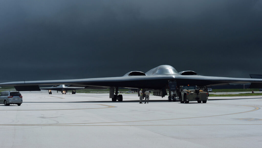 Alto funcionario de EE.UU. tacha de "inútiles" los bombardeos a Irán y luego borra los tuits