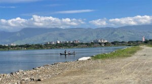 Analizan aguas del lago de Valencia por malos olores