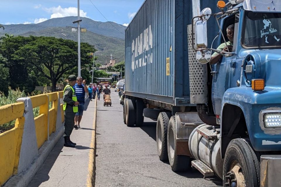 Aprueban prórroga de un año para evitar paralización de transporte de carga en frontera