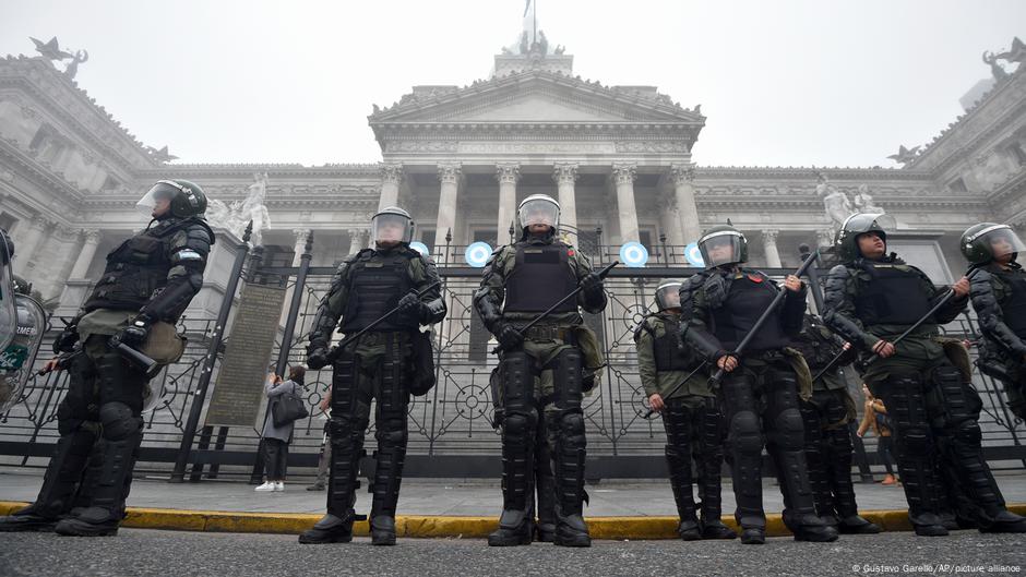 Argentina habilita requisas y detenciones sin orden judicial – DW – 18/06/2025
