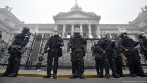 Argentina habilita requisas y detenciones sin orden judicial – DW – 18/06/2025