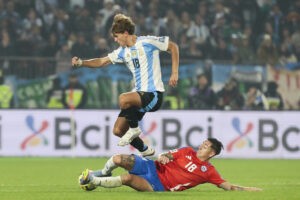 Argentina vence a Chile, que alarga la agonía de su eliminación definitiva