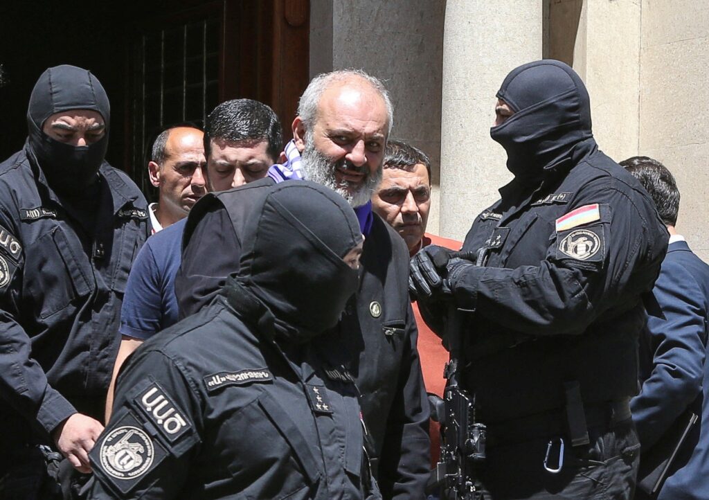 Armenia arresta a un arzobispo por un presunto intento de golpe de Estado