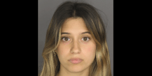 Arrestan a una empleada de un colegio por enviar fotos íntimas a un alumno de 14 años en Nueva York