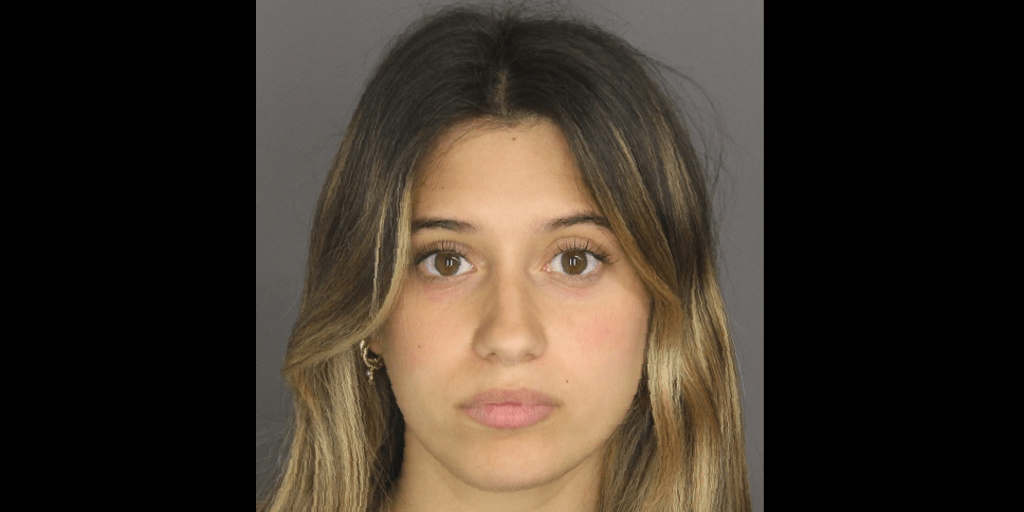 Arrestan a una empleada de un colegio por enviar fotos íntimas a un alumno de 14 años en Nueva York
