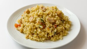Arroz de menudillos de pollo, una receta divertida y con ingredientes baratos