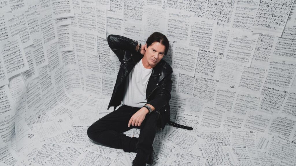 Arthur Hanlon anuncia conciertos en Colombia y México, después de haber lanzado su álbum '2 Manos, 1 Mundo'