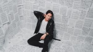 Arthur Hanlon anuncia conciertos en Colombia y México, después de haber lanzado su álbum '2 Manos, 1 Mundo'
