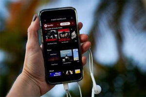 Artistas colombianos produjeron 98 millones de dólares en ingresos para Spotify en 2024