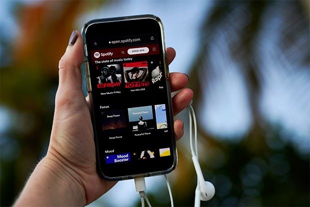Artistas colombianos produjeron 98 millones de dólares en ingresos para Spotify en 2024