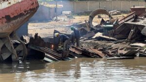 Así avanza el reciclaje y limpieza de viejas embarcaciones en la Bahía de Cartagena como respuesta a sentencia
