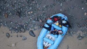 Así fue el dramático rescate de dos turistas, de los 29 que naufragaron en el río Güejar