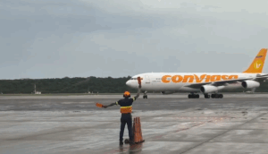 Aterrizó en Venezuela un avión con 152 migrantes
