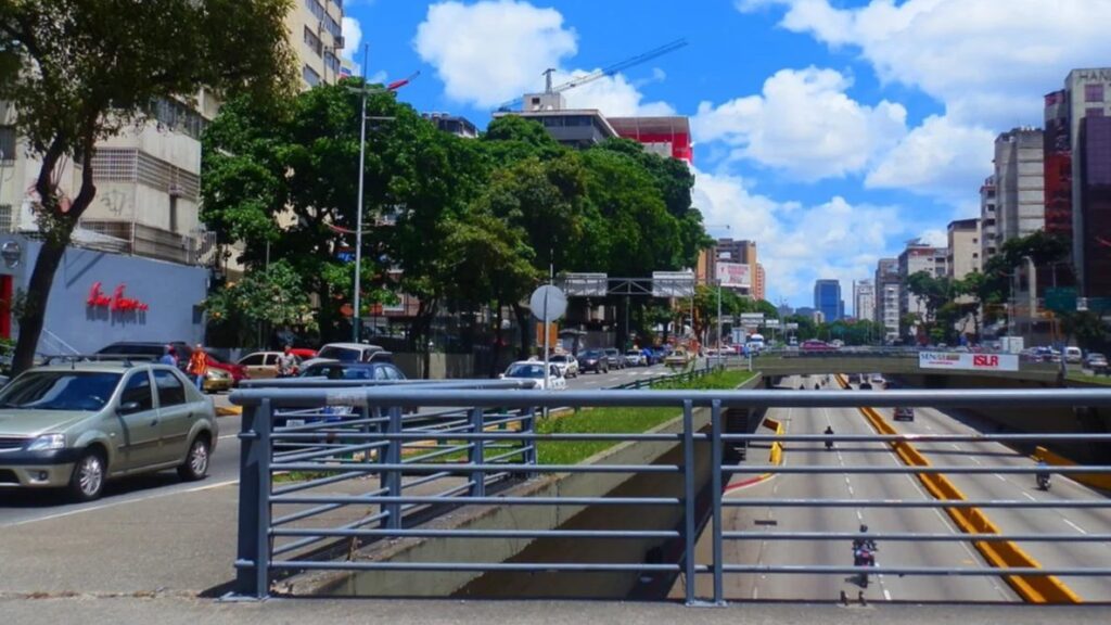 Autoridades chavistas cierran parcialmente dos importantes vías en Caracas