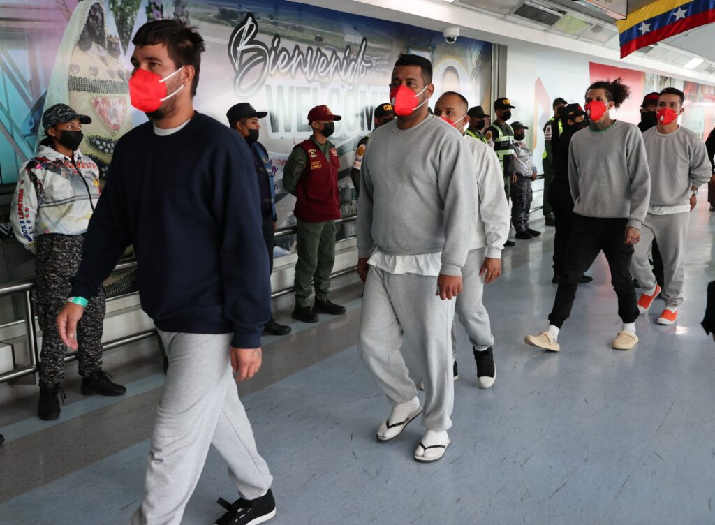 Avión aterrizó con 150 migrantes provenientes de Honduras
