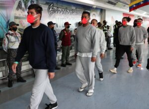 Avión aterrizó en Maiquetía con 150 migrantes desde Honduras