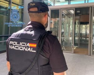 Bajo custodia en el hospital un hombre tras matar presuntamente a su mujer e intentar suicidarse en Almería capital