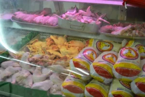 Bajó el precio del pollo a Bs. 297 en el Comunitario
