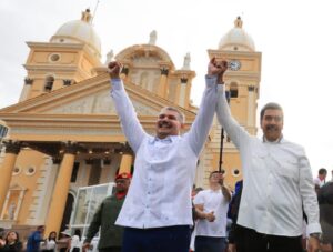 Bajo la lluvia, con el presidente Nicolás Maduro como testigo excepcional, y con la bendición de La Chinita, Luis Caldera juró como Gobernador del estado Zulia