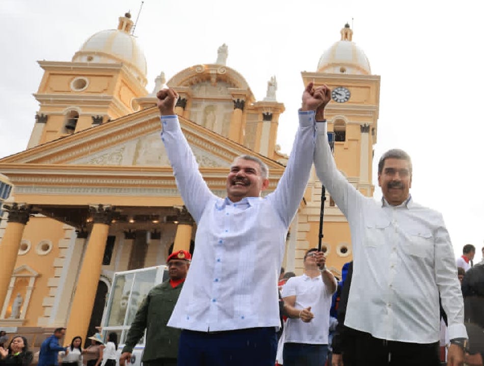 Bajo la lluvia, con el presidente Nicolás Maduro como testigo excepcional, y con la bendición de La Chinita, Luis Caldera juró como Gobernador del estado Zulia