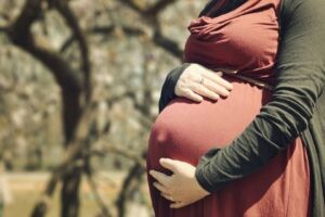 Barreras económicas desalientan la fertilidad en América Latina