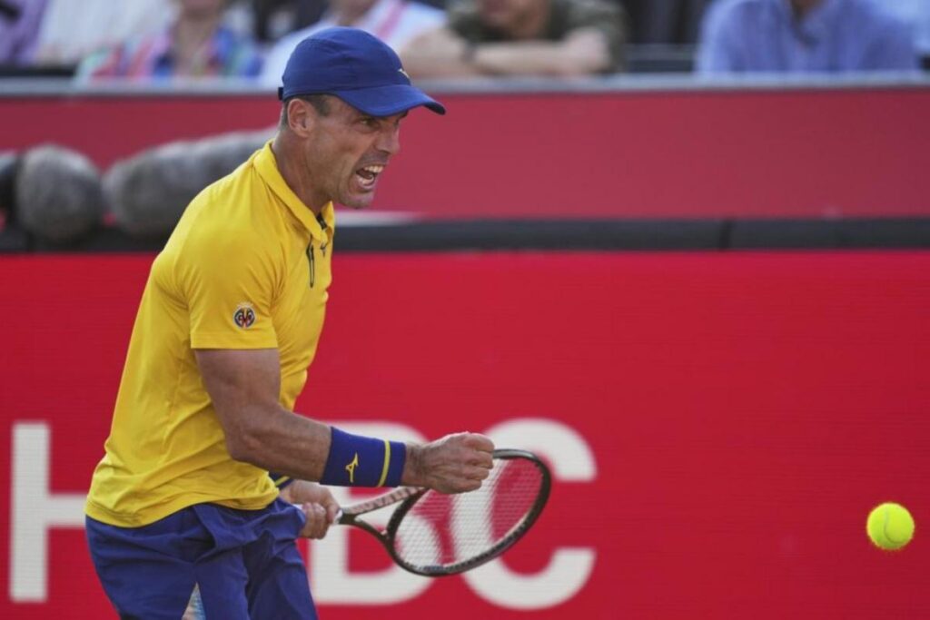 Bautista se carga a Rune y se cita con Alcaraz en semifinales de Queens