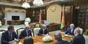 Bielorrusia libera al líder opositor y a otros 13 presos políticos por la mediación de EE.UU.